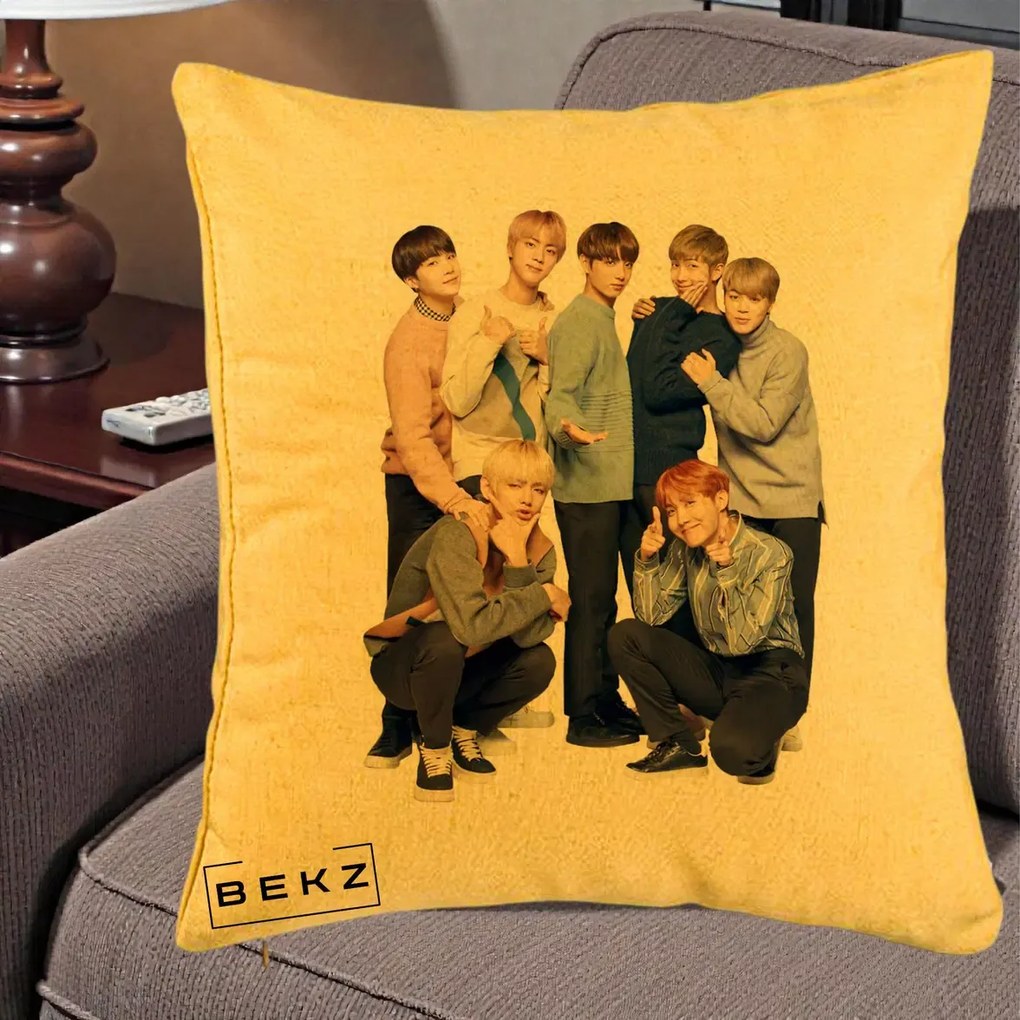 Perna Personalizata K-pop BTS Foto Grup In Picioare Tricoturi, 40x40 cm, Galben, Husa Detasabila, Perna Inclusa, BEKZ®