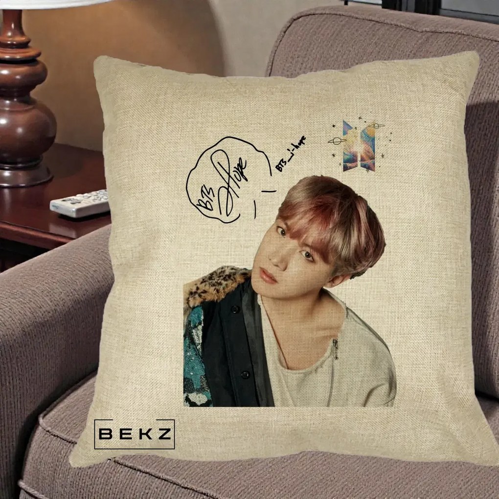 Perna Personalizata K-pop BTS J-Hope Par Roz Autograf, 40x40 cm, Crem, Husa Detasabila, Perna Inclusa, BEKZ®