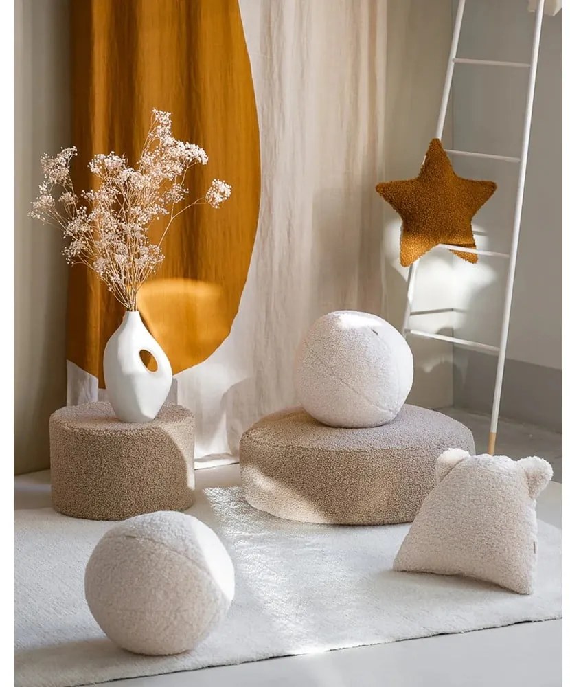 Pernă decorativă pentru copii crem cu tapițerie din țesătură bouclé Bear – Wigiwama