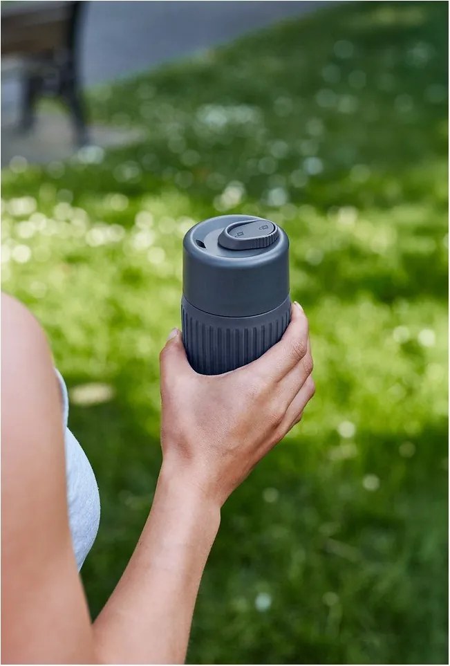 Cană de voiaj gri închis din sticlă 340 ml – Black + Blum