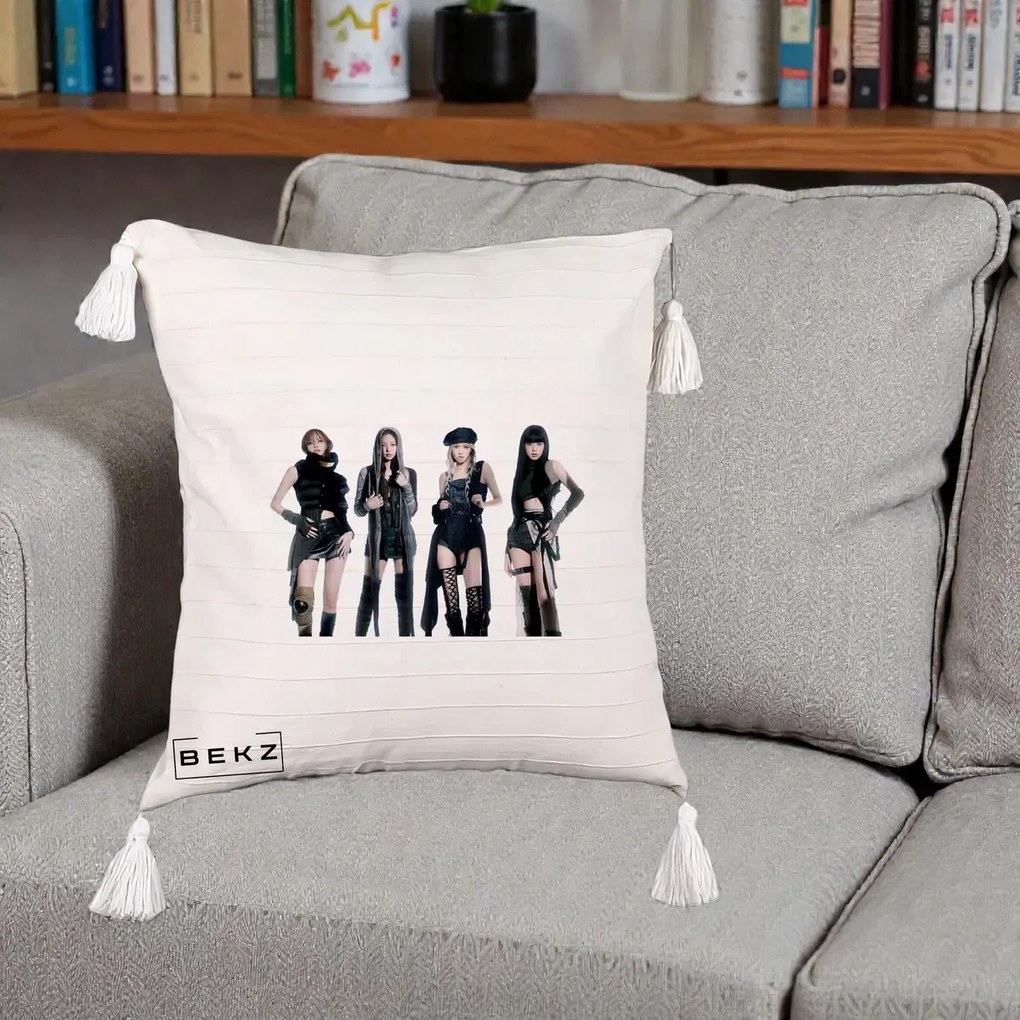 Perna Personalizata K-pop BLACKPINK Tinute Negre Elegante Grup, 40x40 cm, Bej cu Franjuri, Husa Detasabila, Perna Inclusa, BEKZ®