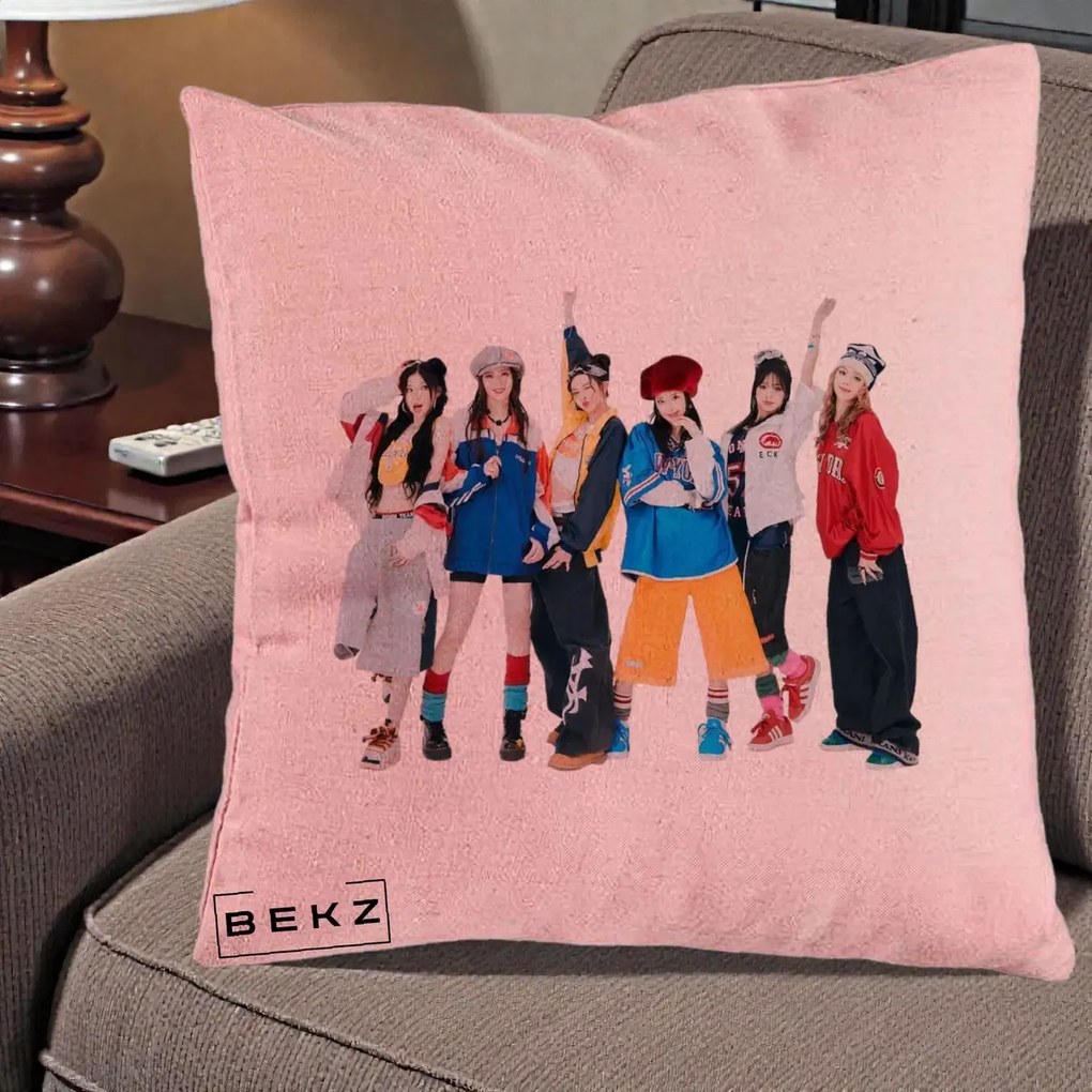 Perna Personalizata Grup K-pop Fete in Picioare Foto, 40x40 cm, Roz, Husa Detasabila, Perna Inclusa, BEKZ®