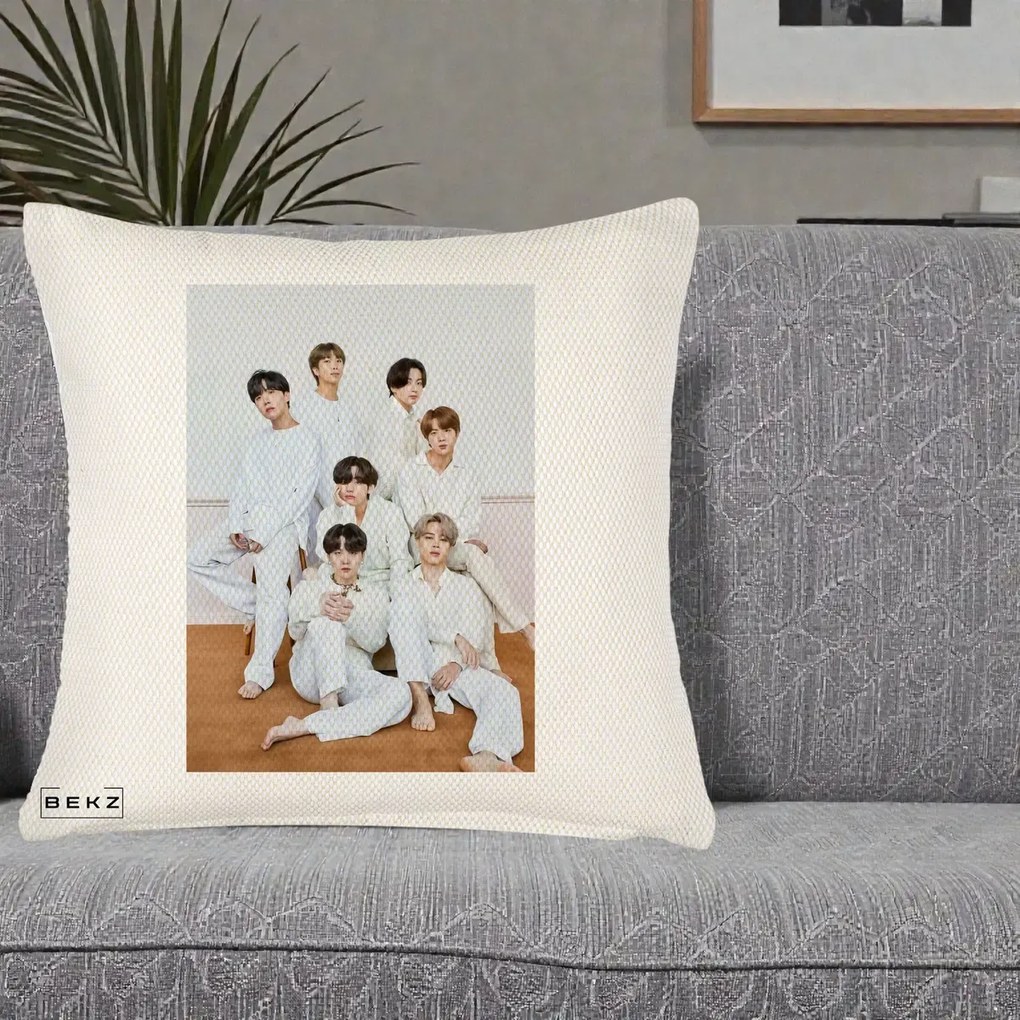 Perna Personalizata K-pop BTS Foto Grup All-White Elegant, 40x40 cm, Crem Reliefat, Husa Detasabila, Perna Inclusa, BEKZ®