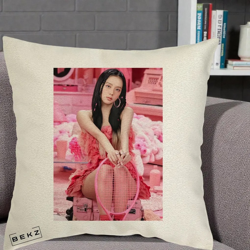 Perna Personalizata K-pop BLACKPINK Jisoo Pink Room, 40x40 cm, Ecru, Husa Detasabila, Perna Inclusa, BEKZ®