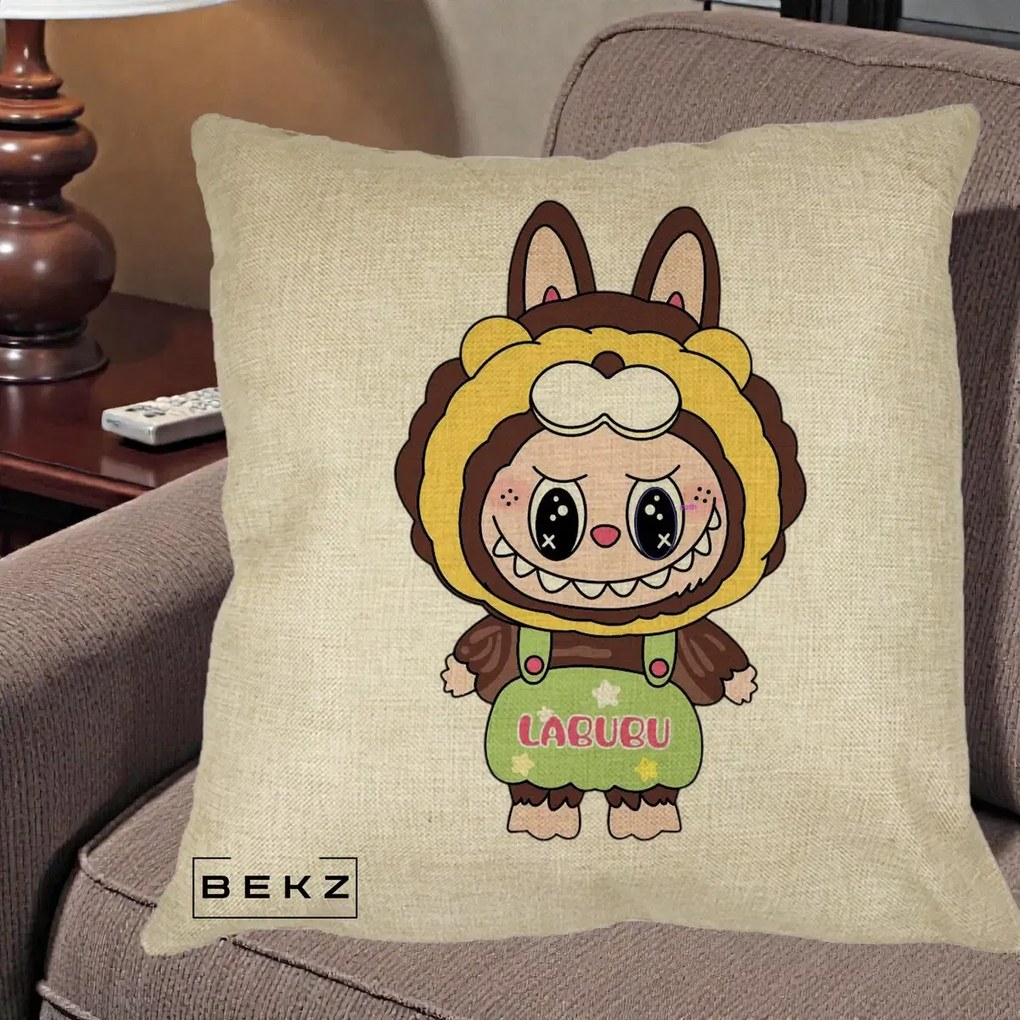 Perna Personalizata Labubu Leu Galben cu Salopeta, 40x40 cm, Crem, Husa Detasabila, Perna Inclusa, BEKZ®