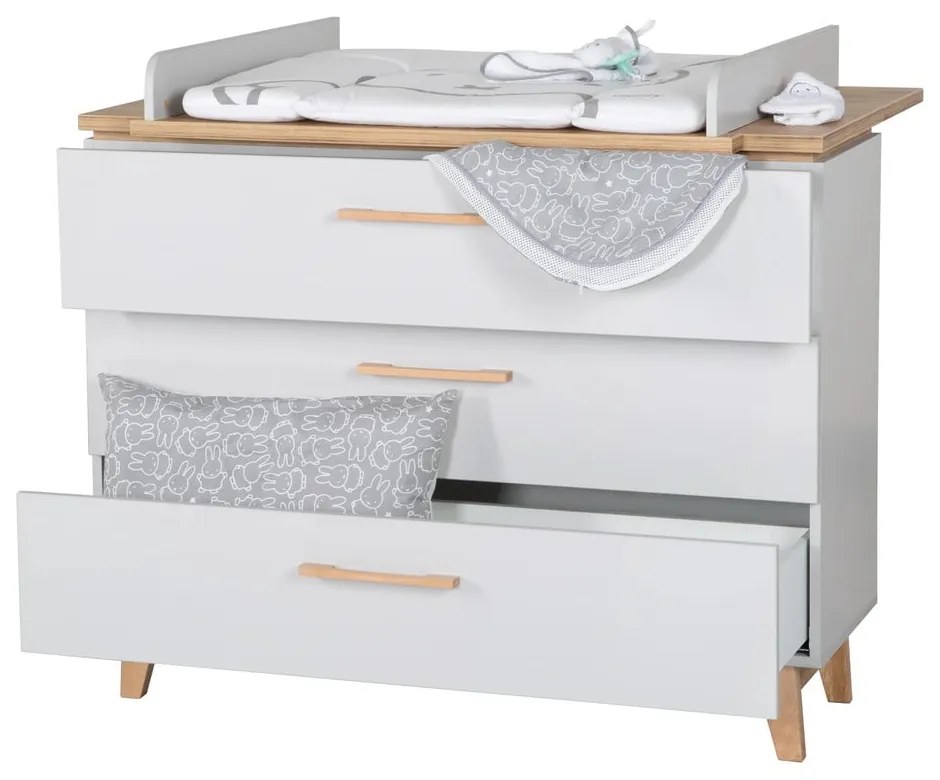 Comodă de copii gri deschis joasă cu aspect de lemn de stejar cu masă de schimbat 117x104 cm Caro – Roba
