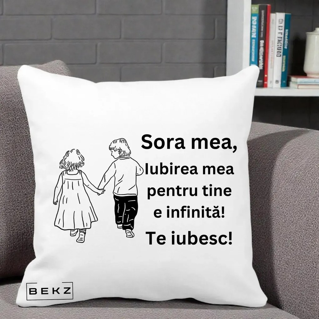 Cadou pentru Sora - Perna Personalizata Sora Mea Te Iubesc Copii Tinand Maini din Spate, 40x40 cm, Alba Mata, Husa Detasabila, Perna Inclusa, BEKZ®