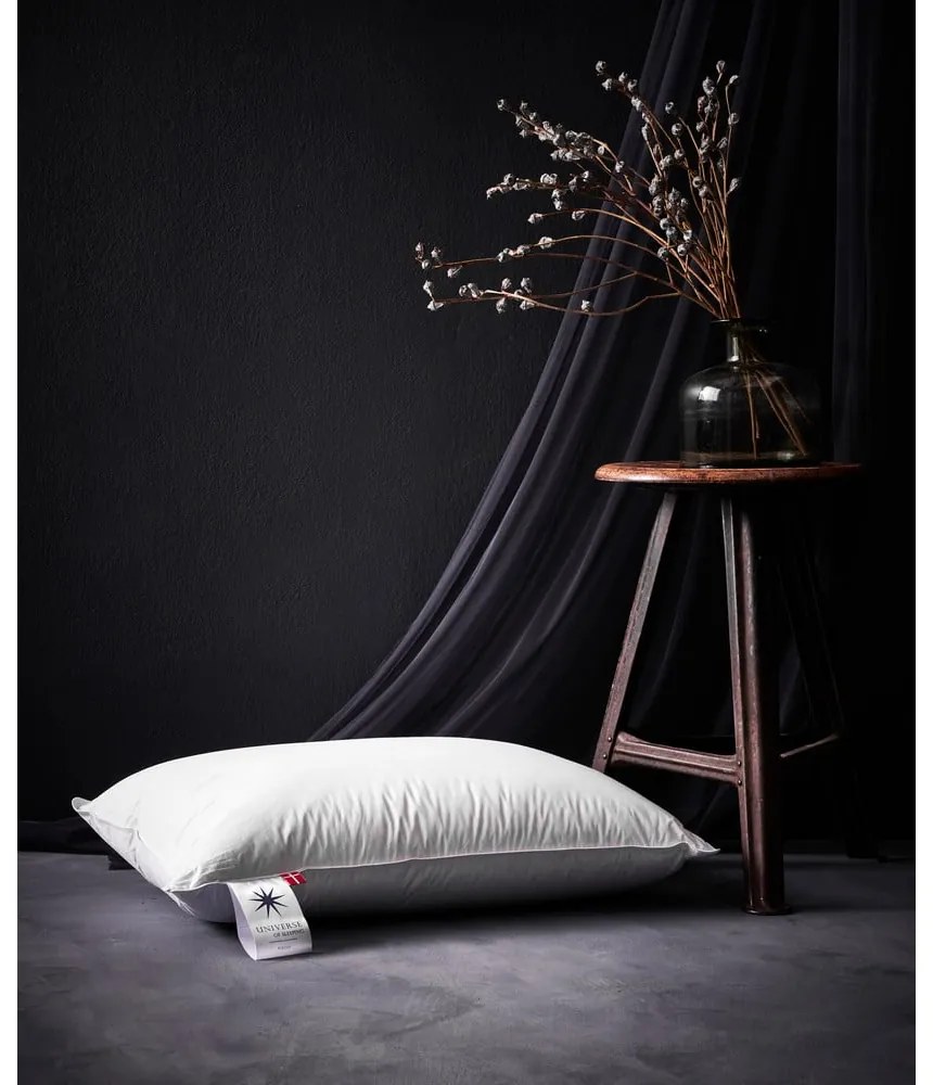 Pernă cu umplutură de pene 80x80 cm Neptune Low – Universe of Sleeping