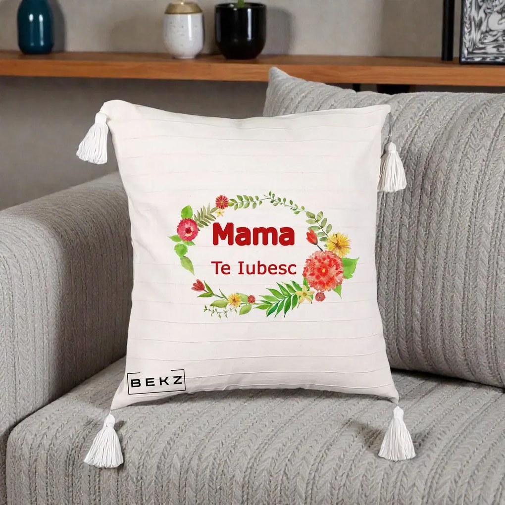 Cadou pentru Mama - Perna Personalizata Mama Te Iubesc Flori Rosii, 40x40 cm, Bej cu Franjuri, Husa Detasabila, Perna Inclusa, BEKZ®