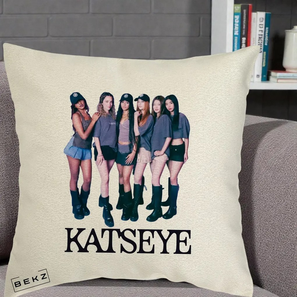 Perna Personalizata K-pop KATSEYE Grup Foto Tinute Gri, 40x40 cm, Ecru, Husa Detasabila, Perna Inclusa, BEKZ®