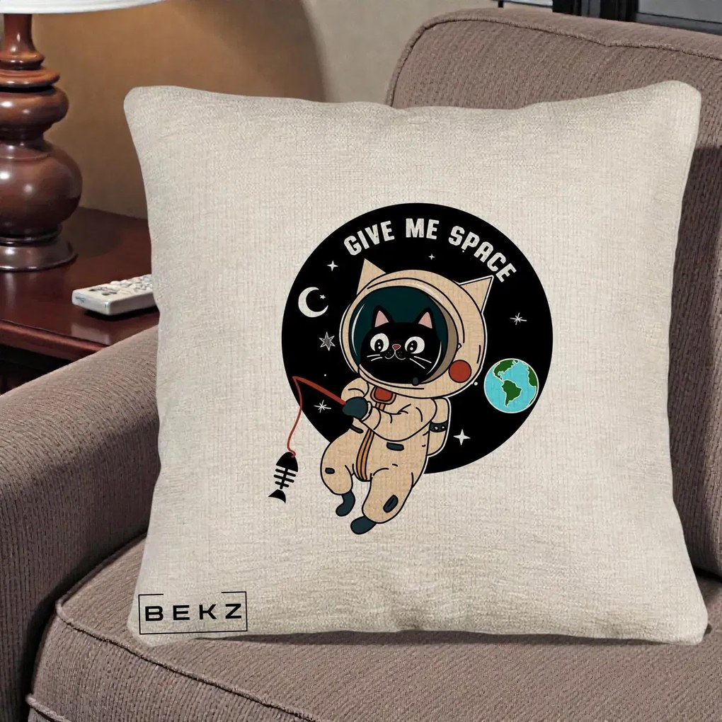 Perna Decorativa Give Me Space Pisica Astronaut, 40x40 cm, Bej Canapea, Husa Detasabila, Perna Inclusa, BEKZ®