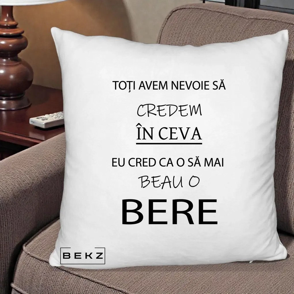 Perna Decorativa Eu Cred ca mai Beau o Bere, 40x40 cm, Alb Pufos, Husa Detasabila, Perna Inclusa, BEKZ®