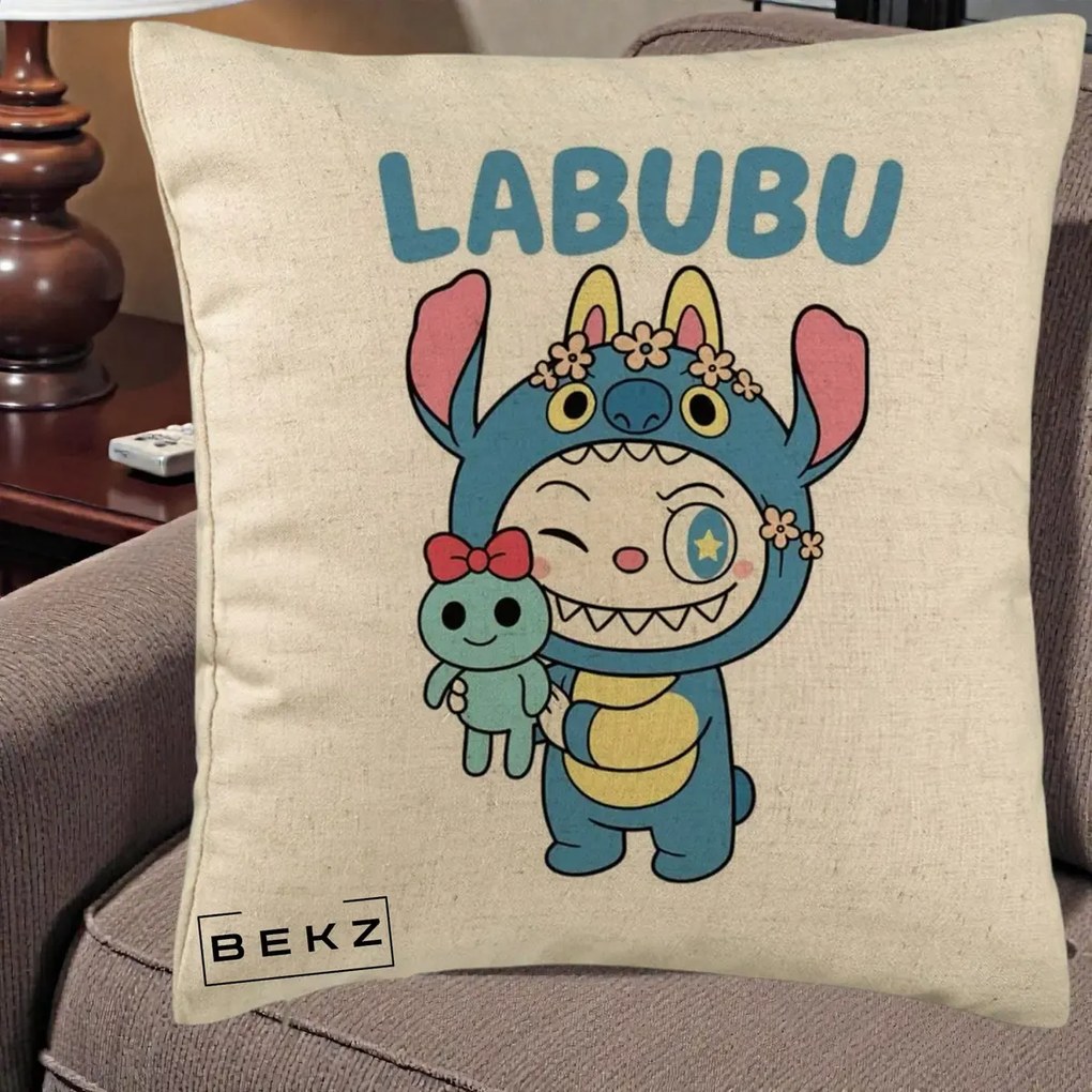 Perna Personalizata Labubu x Stitch cu Flori, 40x40 cm, Bej, Husa Detasabila, Perna Inclusa, BEKZ®