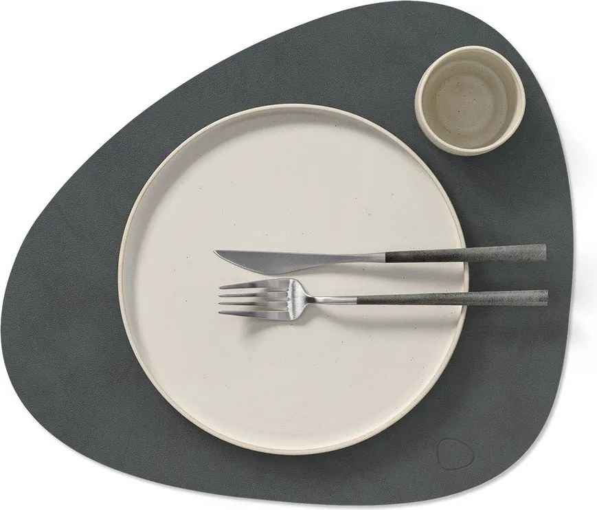 Suport pentru farfurii din piele ecologică 37x44 cm Curve L Nupo – LIND DNA