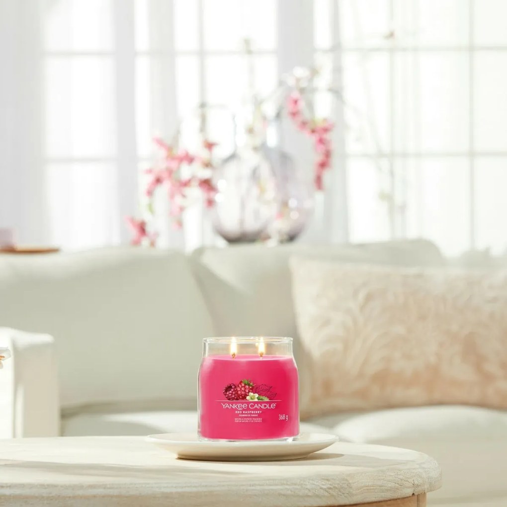Lumânare parfumată medie Yankee Candle SignatureRed Raspberry, 368 g, M