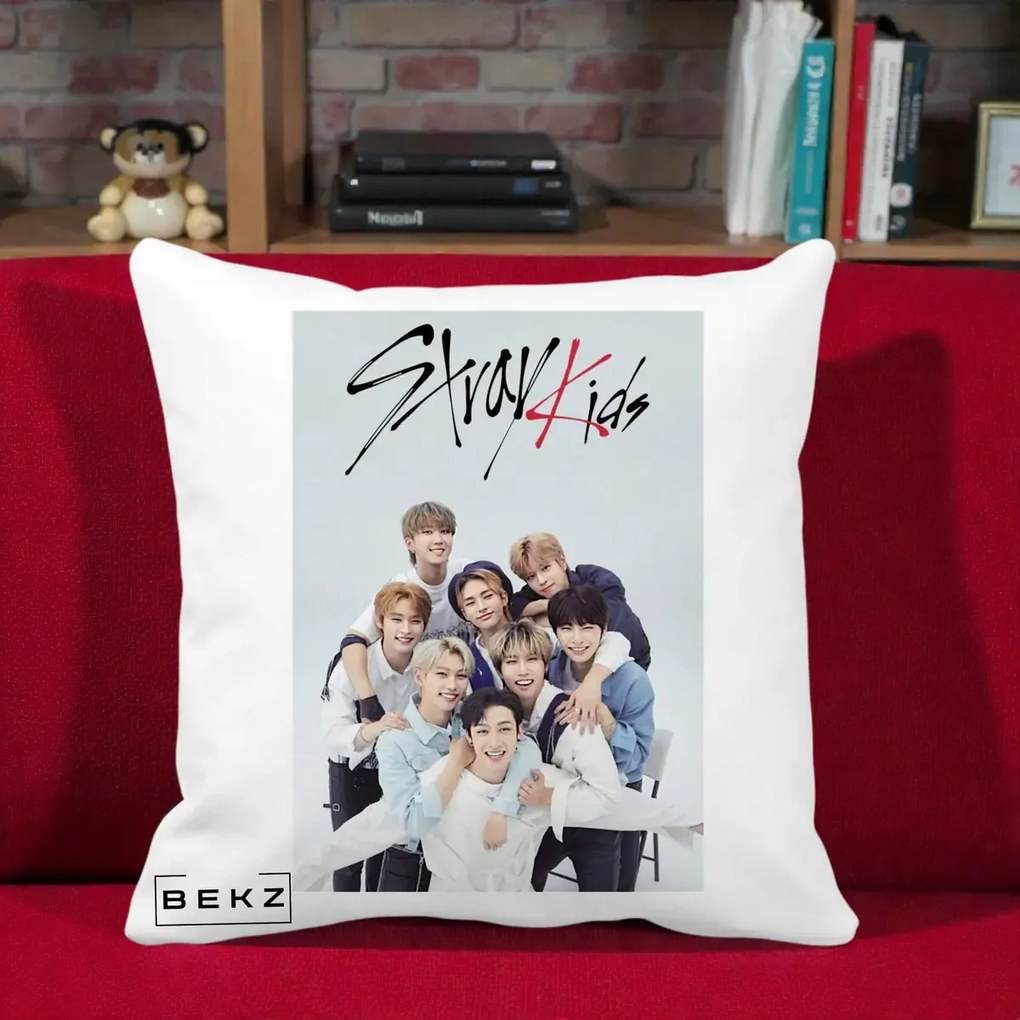 Perna Personalizata K-pop Stray Kids cu Foto Grup Alb-Albastru, 40x40 cm, Alba Mata, Husa Detasabila, Perna Inclusa, BEKZ®