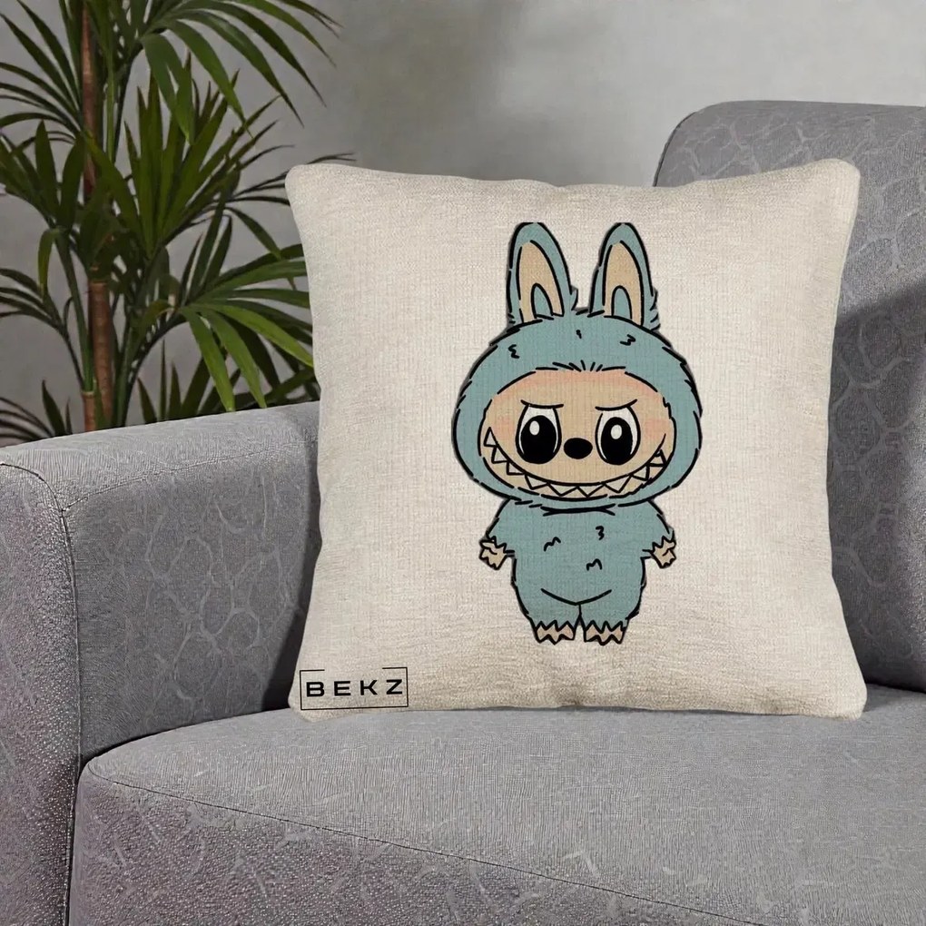 Perna Personalizata Labubu Albastru-Gri Solo, 40x40 cm, Bej Canapea, Husa Detasabila, Perna Inclusa, BEKZ®