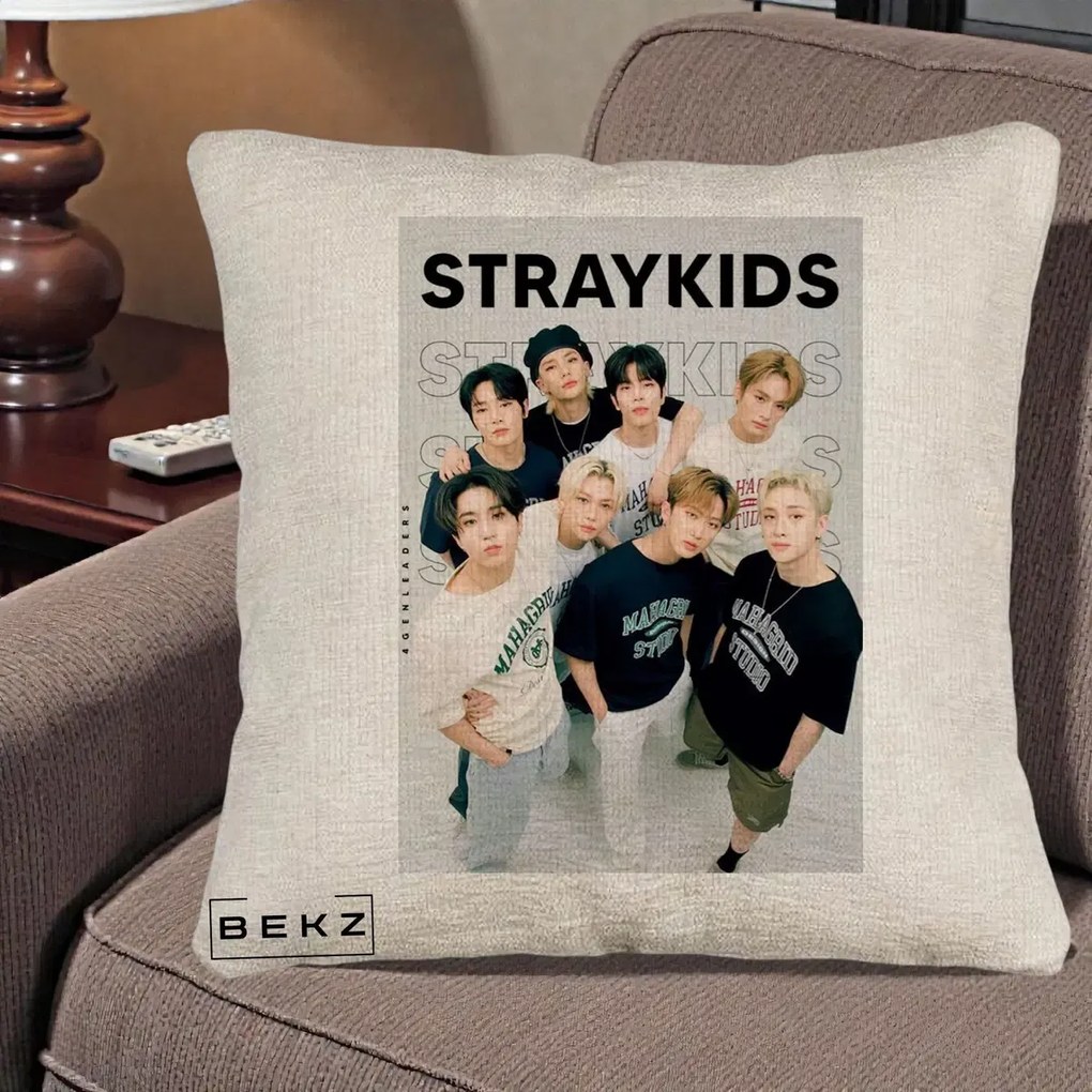 Perna Personalizata K-pop Stray Kids STRAYKIDS Alb-Negru cu Foto Grup, 40x40 cm, Bej Canapea, Husa Detasabila, Perna Inclusa, BEKZ®