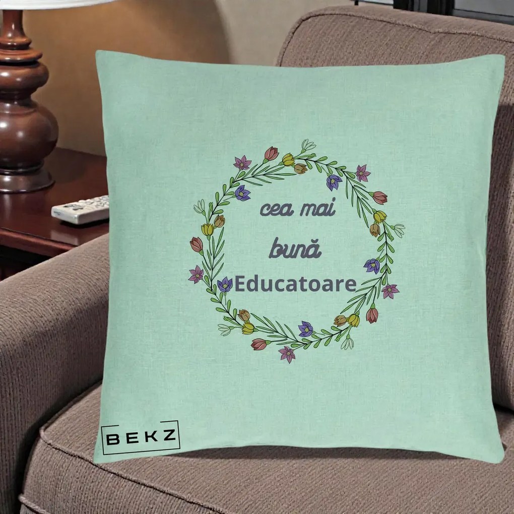 Cadou pentru Educatoare - Perna Personalizata Cea mai Buna Educatoare cu Coronita Florala Colorata, 40x40 cm, Verde Menta, Husa Detasabila, Perna Inclusa, BEKZ®
