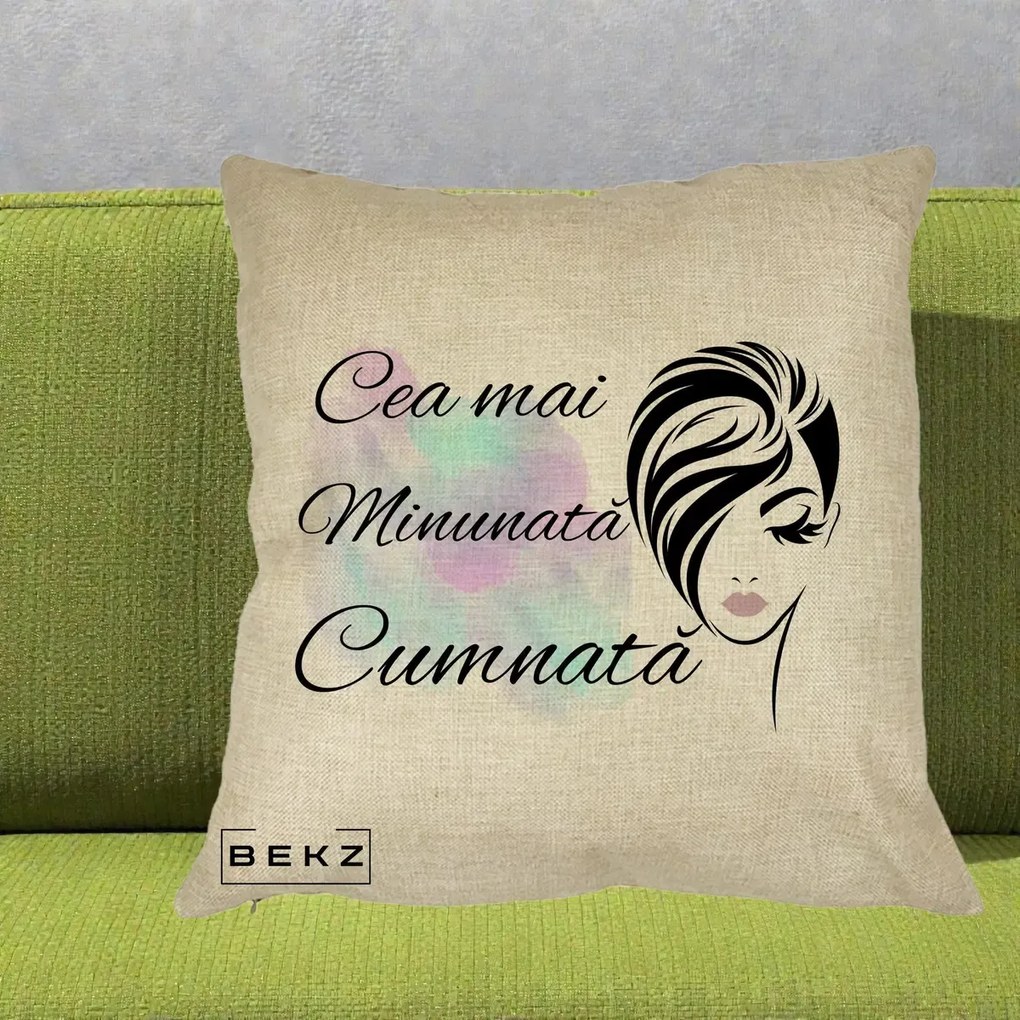 Cadou pentru Cumnata - Perna Personalizata Cea mai Minunata Cumnata cu Silueta Dama si Pete Multicolor, 40x40 cm, Crem, Husa Detasabila, Perna Inclusa, BEKZ®