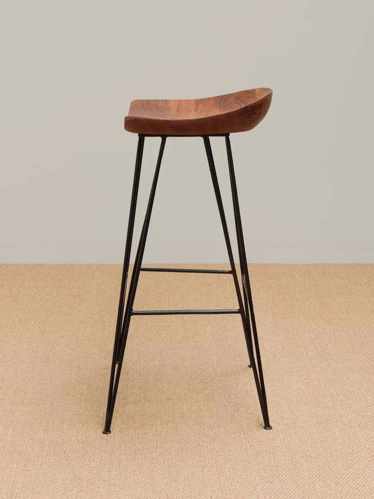 Scaun de bar din lemn de acacia și metal, maro, în stil industrial, cu șezut curbat și picioare tip ac de păr, 80 x 46 x 40 cm, „Mauru”