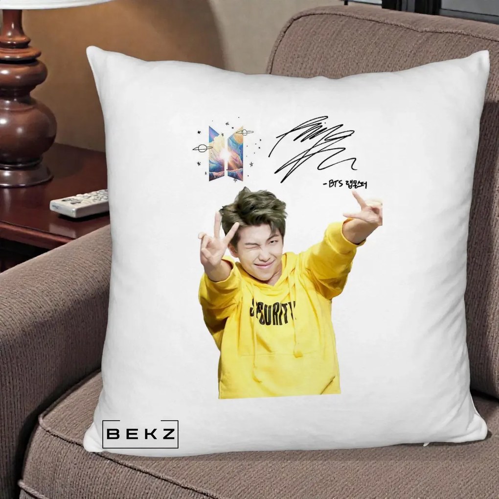 Perna Personalizata K-pop BTS RM Namjoon Hanorac Galben Autograf, 40x40 cm, Alb Pufos, Husa Detasabila, Perna Inclusa, BEKZ®