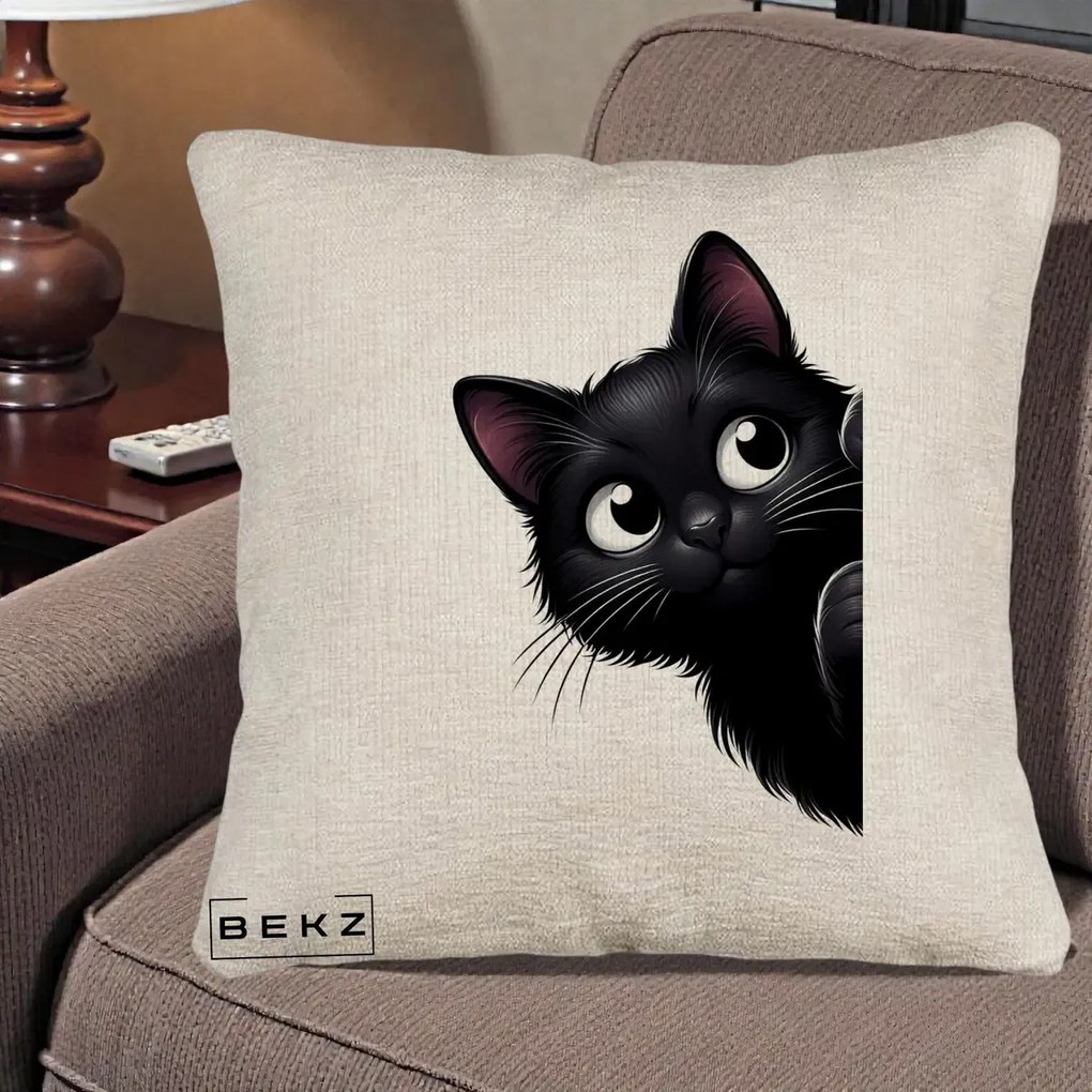 Perna Decorativa Pisica Neagra Dragalasa Curioasa, 40x40 cm, Bej Canapea, Husa Detasabila, Perna Inclusa, BEKZ®