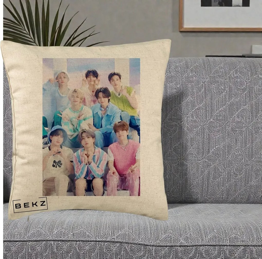 Perna Personalizata K-Pop Grup Foto Pasteluri cu 8 Artisti, 40x40 cm, Bej, Husa Detasabila, Perna Inclusa, BEKZ®