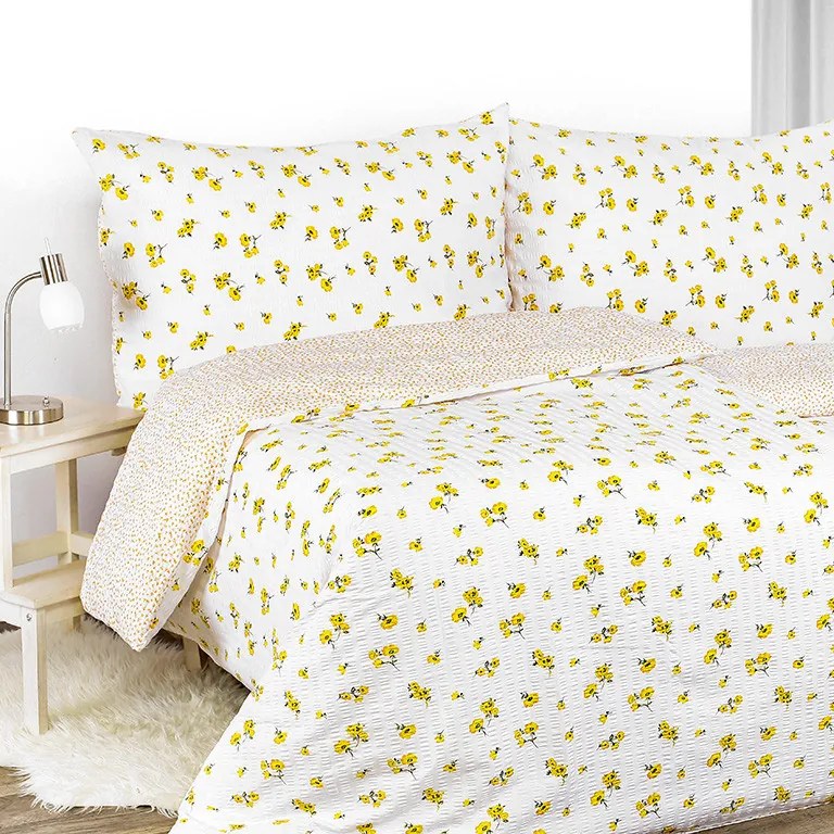 Goldea lenjerie de pat creponată - flori galbene și floricele pe alb 140 x 200 și 50 x 70 cm
