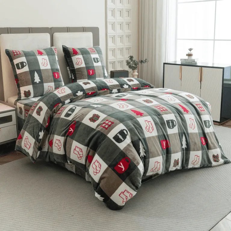 Set lenjerie cocolino CHRISTMAS SOCKS verzi + cearsaf Cocolino microplus cu elastic SOFT 180x200 cm alb, pat dublu