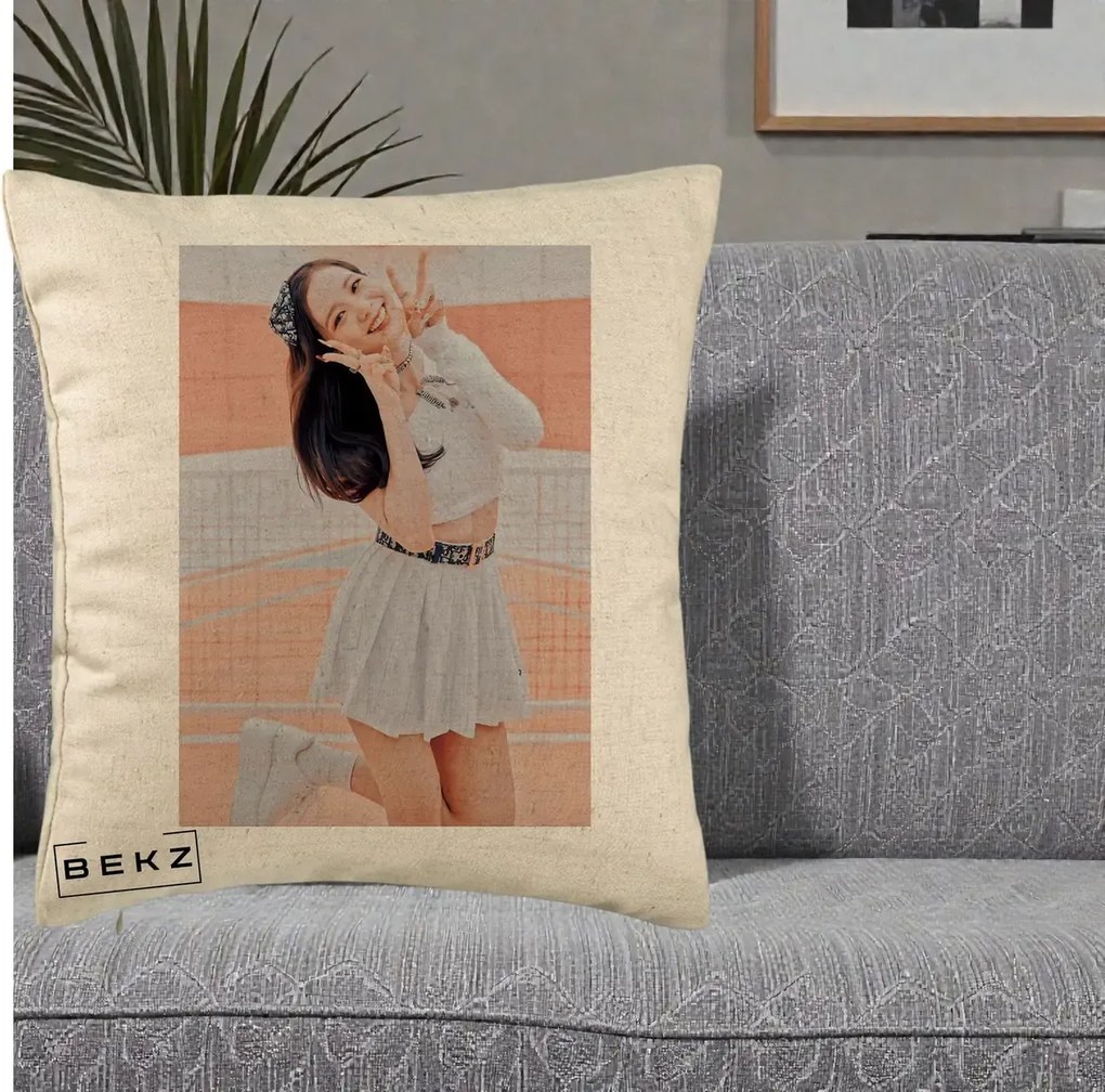 Perna Personalizata K-pop BLACKPINK Nayeon/Jisoo Tenis Alb, 40x40 cm, Bej, Husa Detasabila, Perna Inclusa, BEKZ®