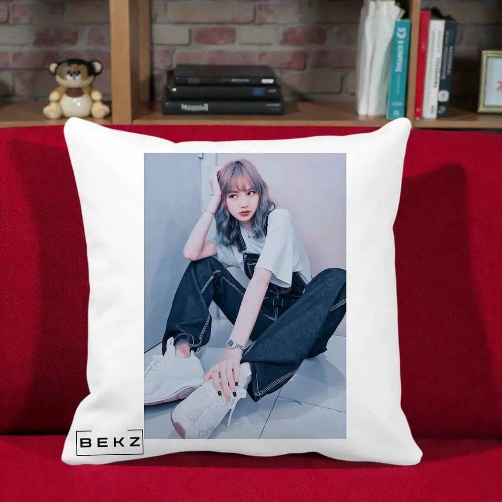 Perna personalizata K-pop: BLACKPINK Lisa, 40x40 cm cu Umplutura, Alb Mat, BEKZ