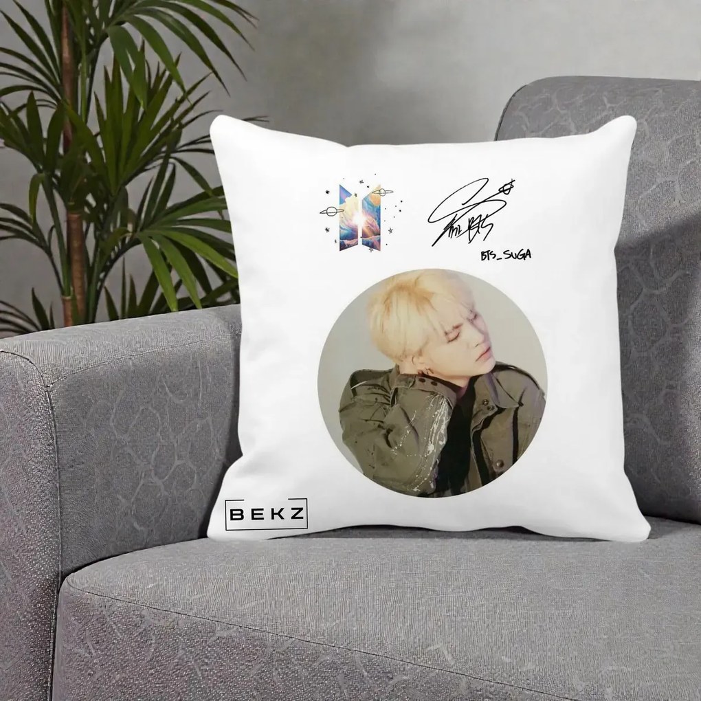 Perna Personalizata K-pop BTS Suga Portret cu Autograf, 40x40 cm, Alba Mata, Husa Detasabila, Perna Inclusa, BEKZ®
