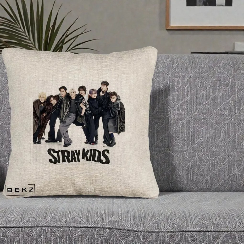 Perna Personalizata K-pop Stray Kids Outfit Negru, 40x40 cm, Bej Canapea, Husa Detasabila, Perna Inclusa, BEKZ®