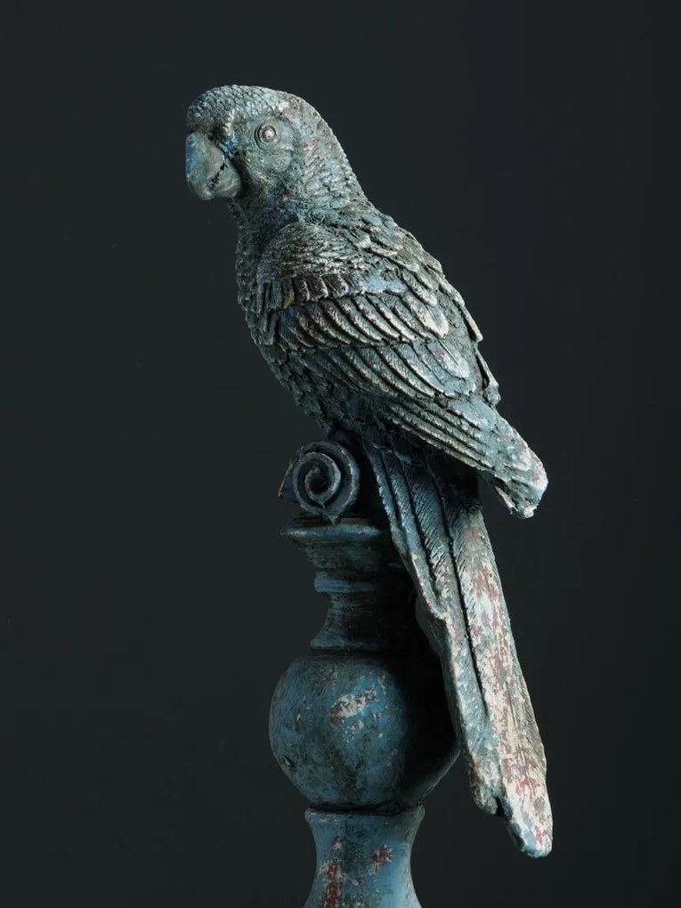 Statuie decorativa papagal pe suport din rășină, finisaj albastru antichizat, H37 cm