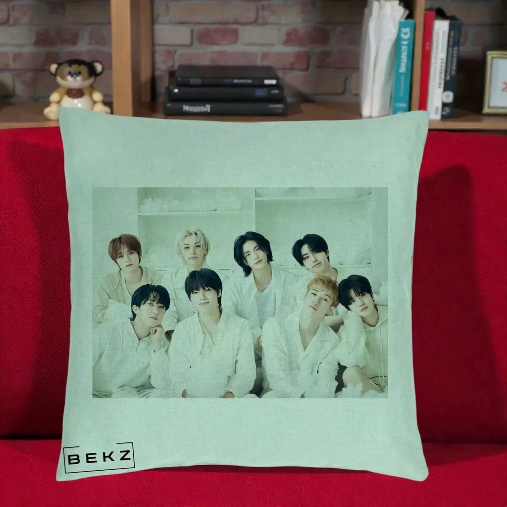 Perna Personalizata K-pop Stray Kids Foto Grup Alb All-White cu 8 Membrii, 40x40 cm, Verde Menta, Husa Detasabila, Perna Inclusa, BEKZ®