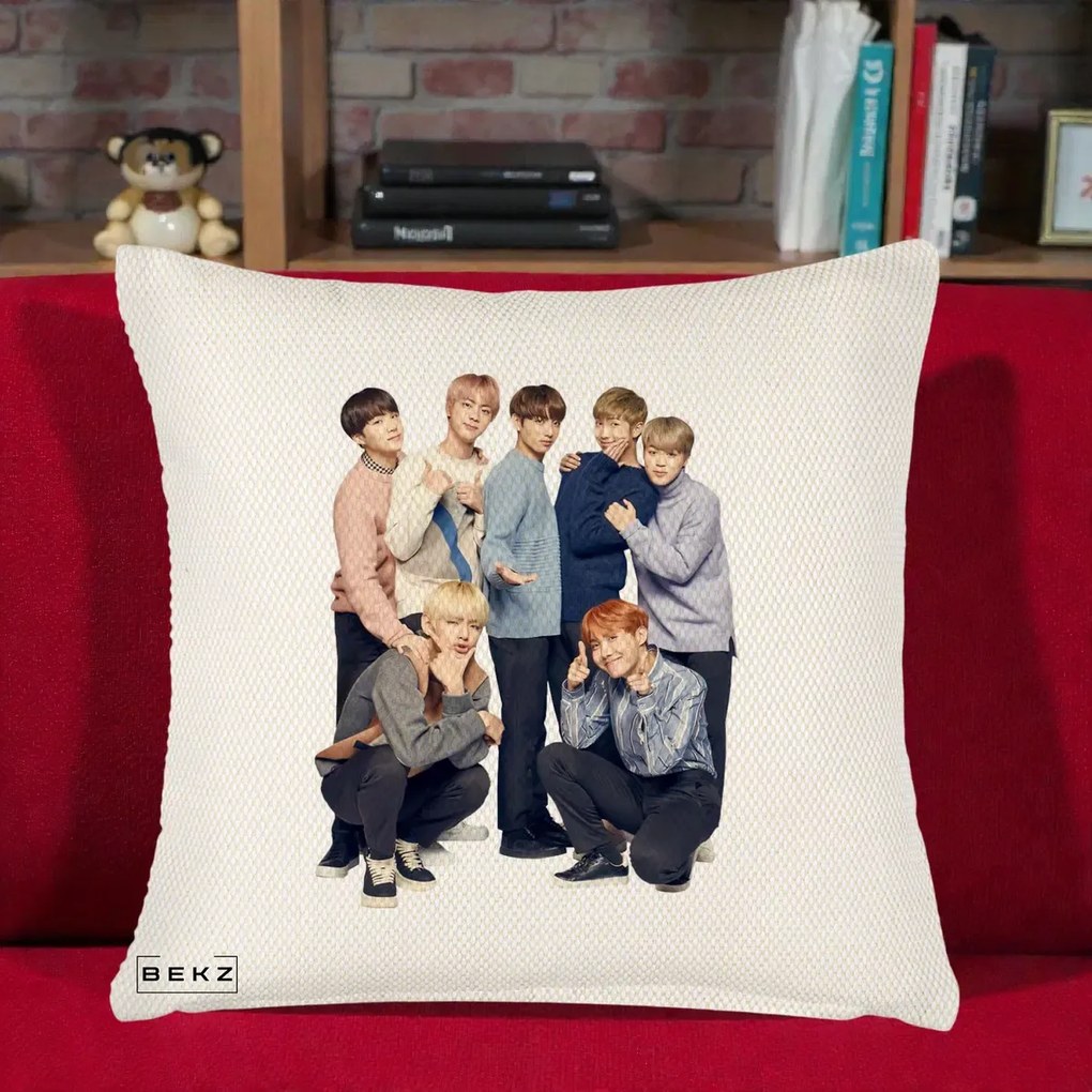 Perna Personalizata K-pop BTS Foto Grup In Picioare Tricoturi, 40x40 cm, Crem Reliefat, Husa Detasabila, Perna Inclusa, BEKZ®