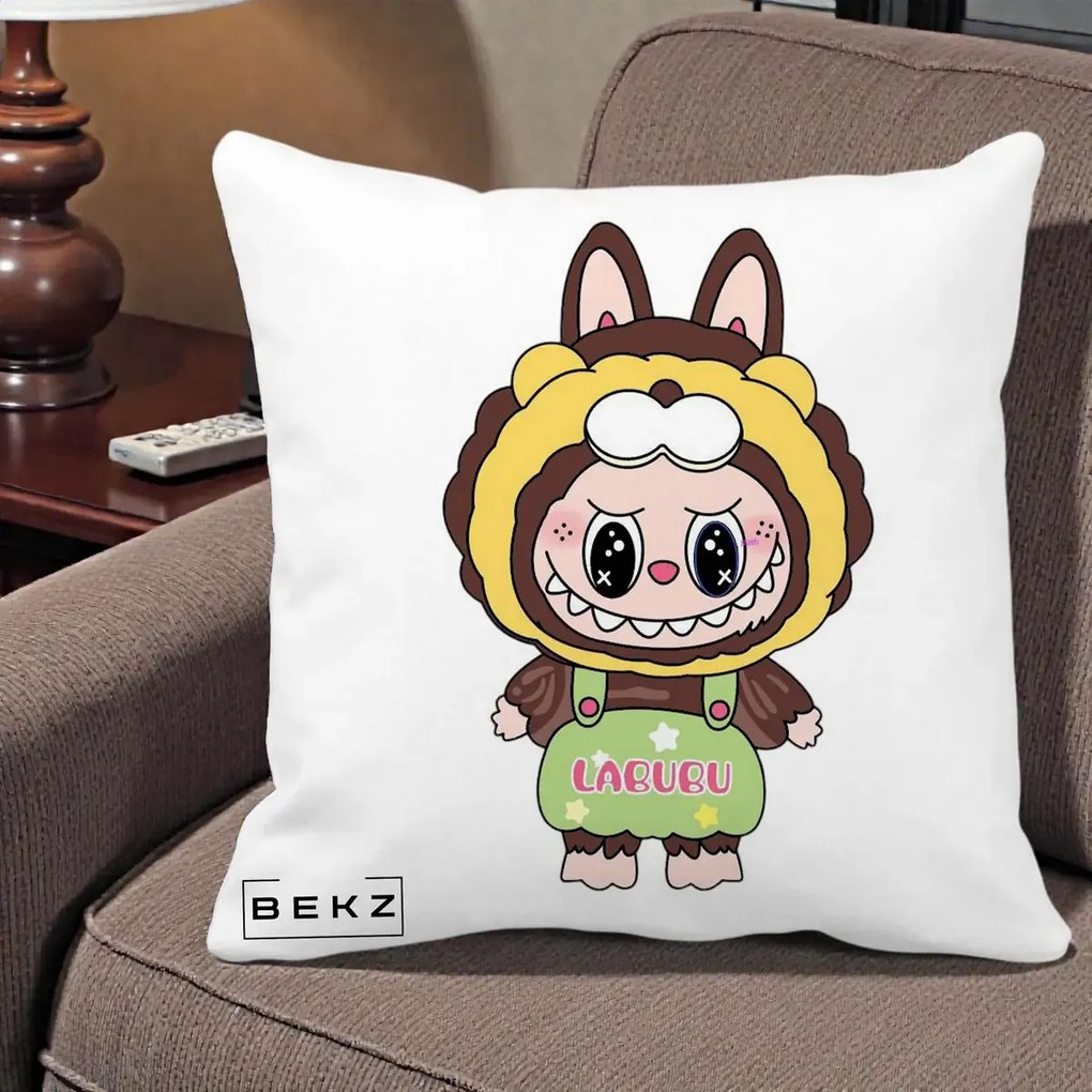 Perna Personalizata Labubu Leu Galben cu Salopeta, 40x40 cm, Alba Mata, Husa Detasabila, Perna Inclusa, BEKZ®
