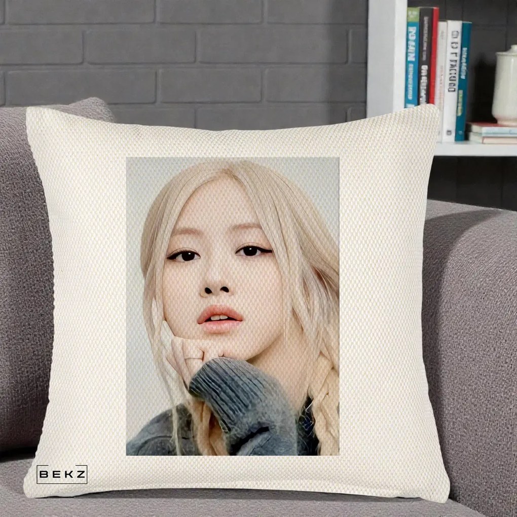 Perna Personalizata K-pop BLACKPINK Rose cu Jucarie de Plus, 40x40 cm, Crem Reliefat, Husa Detasabila, Perna Inclusa, BEKZ®