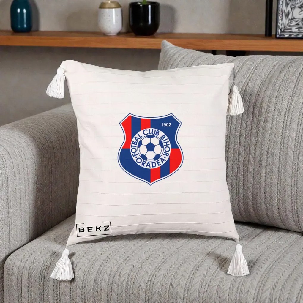 Perna Personalizata FC Bihor Oradea 1902 Fotbal, 40x40 cm, Bej cu Franjuri, Husa Detasabila, Perna Inclusa, BEKZ®