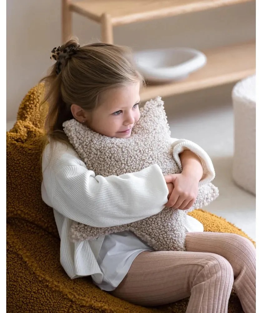 Pernă decorativă pentru copii maro deschis cu tapițerie din țesătură bouclé Star – Wigiwama