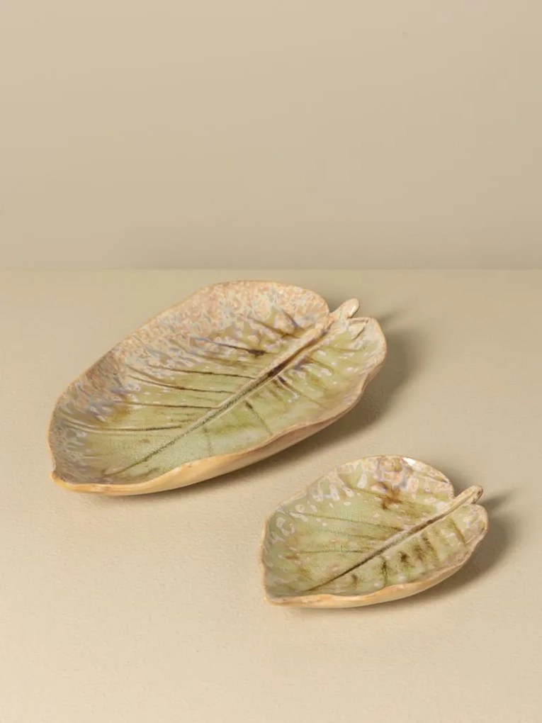 Set 2 farfurii decorative din ceramică artizanală natur și verde, formă de frunză, 2 × 27 × 17 cm, „Nuance"