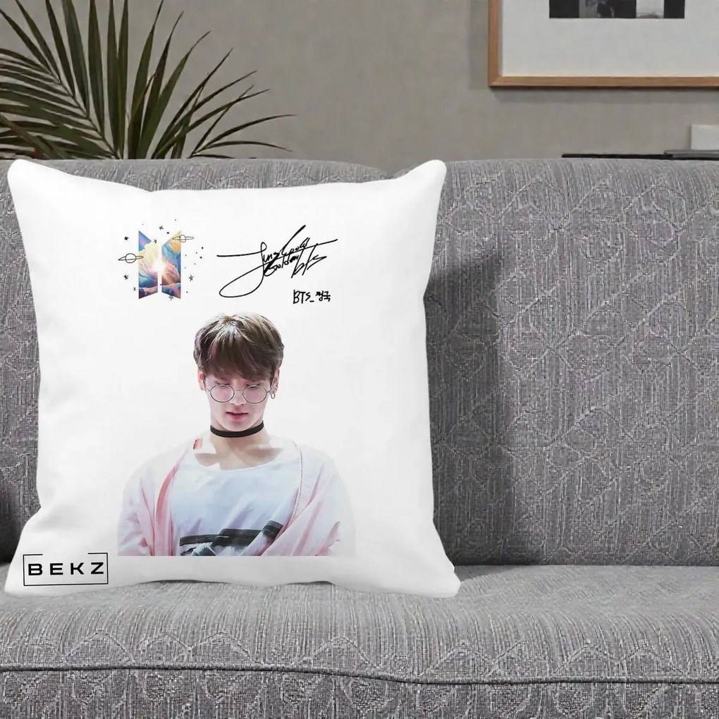 Perna Personalizata K-pop BTS Jungkook Portret cu Ochelari Autograf, 40x40 cm, Alba Mata, Husa Detasabila, Perna Inclusa, BEKZ®