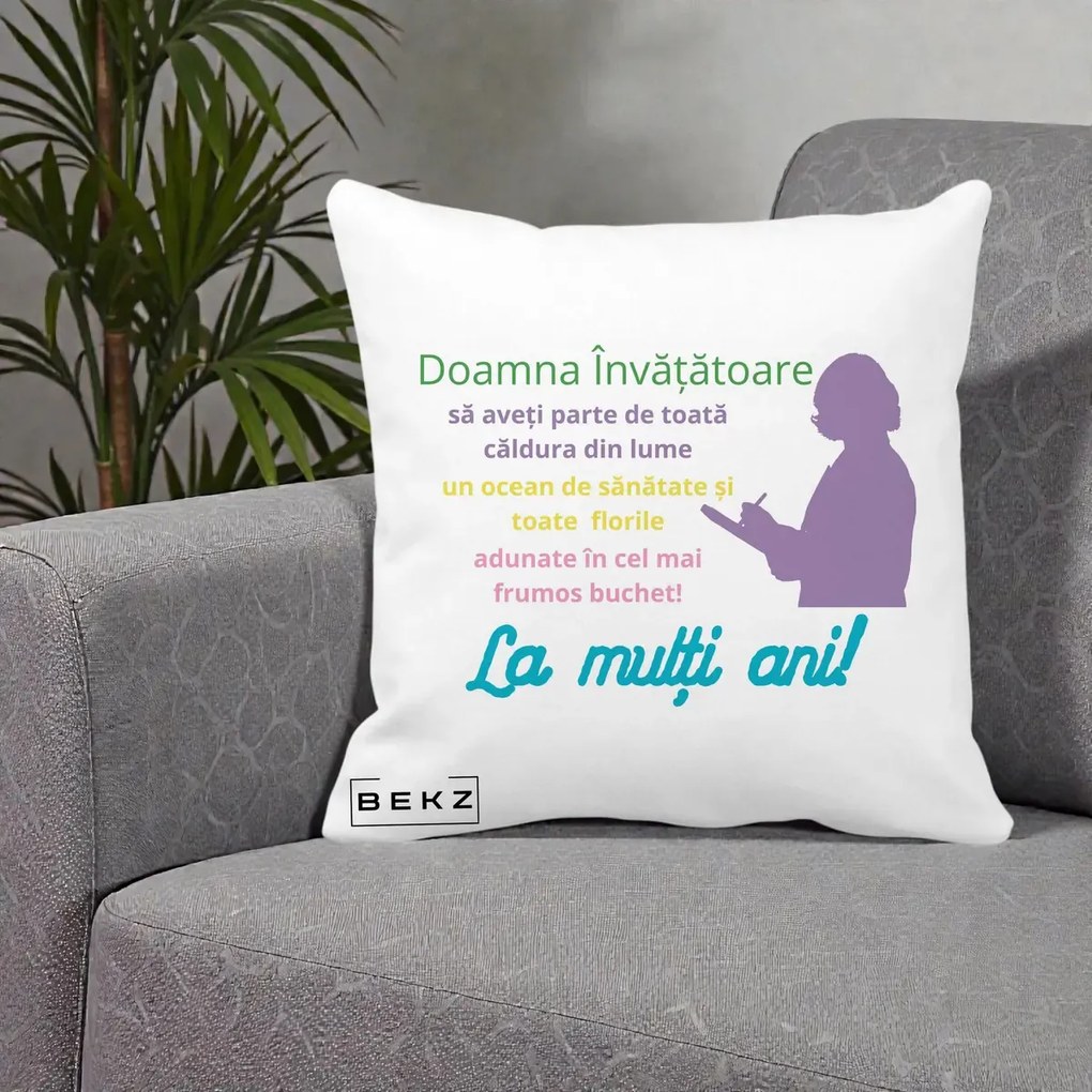 Perna personalizata invatatoare: Doamna invatatoare, La multi ani, 40x40 cm cu Umplutura, Alb Mat, BEKZ