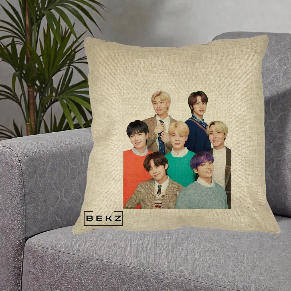 Perna Personalizata K-pop BTS Fotografie Grup Tinute Elegante, 40x40 cm, Crem, Husa Detasabila, Perna Inclusa, BEKZ®