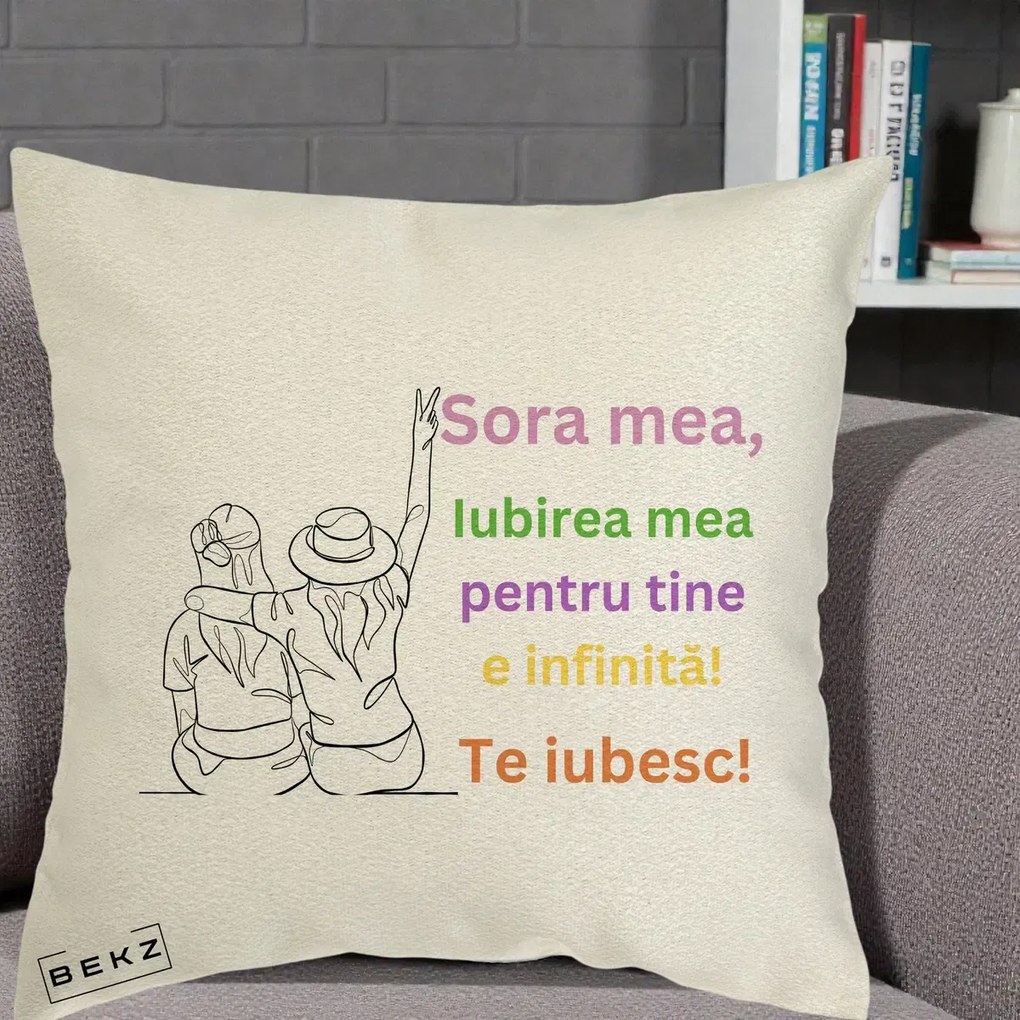 Cadou pentru Sora - Perna Personalizata Sora Mea Te Iubesc Doua Fete cu Palarie si Umbrela, 40x40 cm, Ecru, Husa Detasabila, Perna Inclusa, BEKZ®