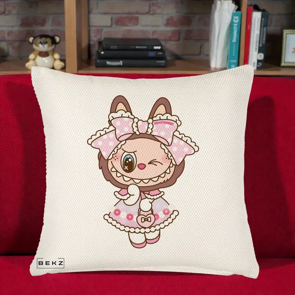 Perna Personalizata Labubu Lolita Roz cu Dantela, 40x40 cm, Crem Reliefat, Husa Detasabila, Perna Inclusa, BEKZ®