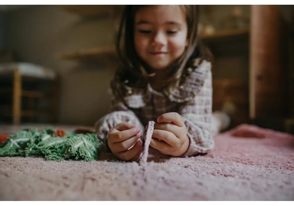 Covor pentru copii roz lavabil/țesut manual din bumbac 100x150 cm Ramona the Radish – Lorena Canals