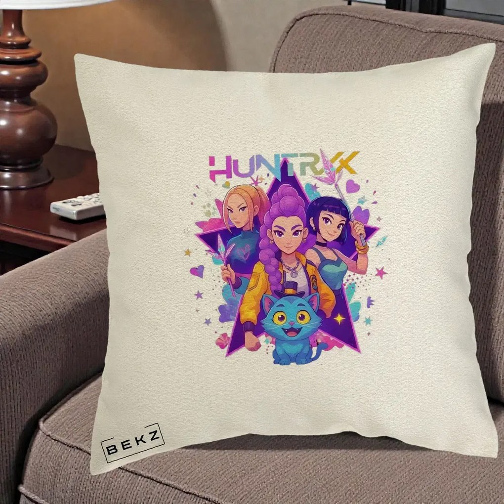 Perna Personalizata K-pop HUNTRX Trio cu Pisica Stele, 40x40 cm, Ecru, Husa Detasabila, Perna Inclusa, BEKZ®