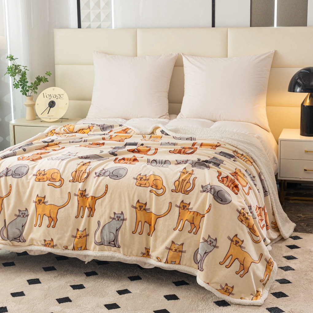 Patura miel din microplus COLORED CATS crem Dimensiune: 200 x 220 cm